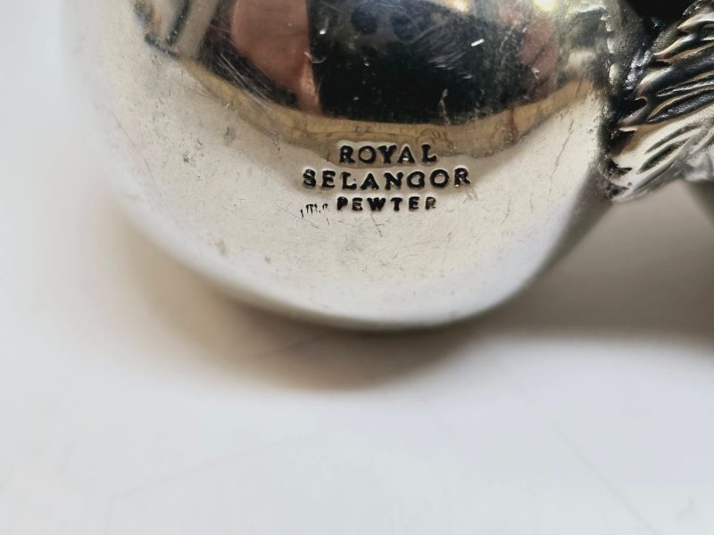 Exklusiv Tennskulptur från Royal Selangor – Två Persikor i Presentask