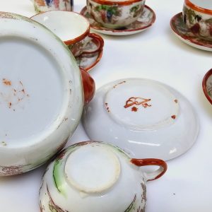 Japanskt te-servis i porslin – vacker handmålad dekor med naturmotiv