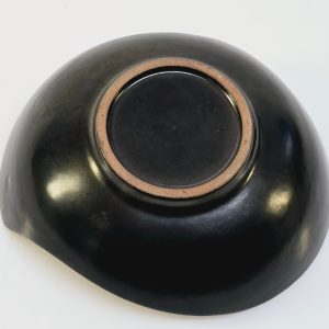 Elegant keramikskål med unikt mönster och guldkant