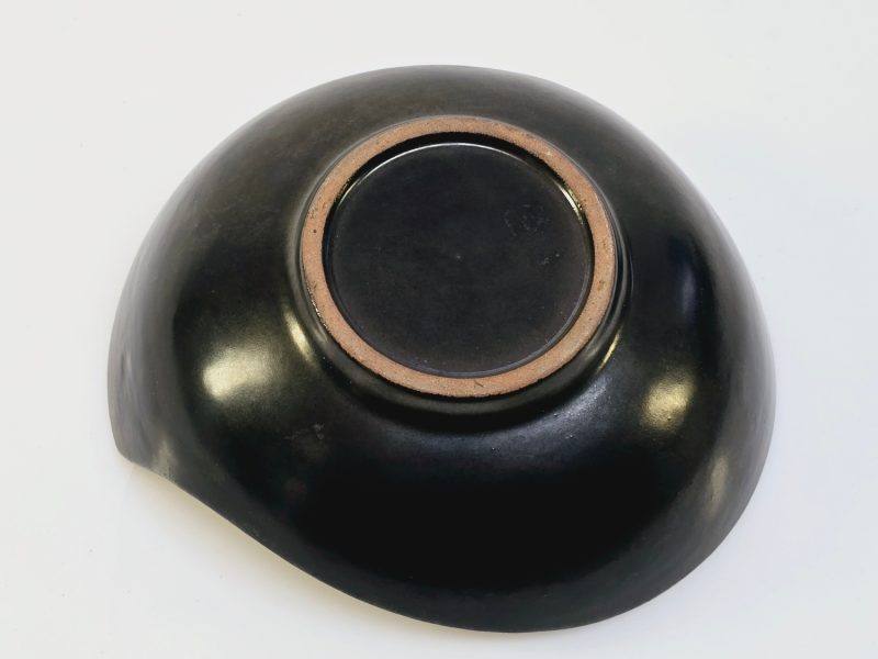 Elegant keramikskål med unikt mönster och guldkant