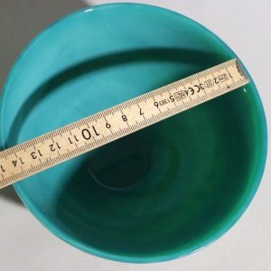 Skål i konstglas – Eva Englund, "Malakit", Pukeberg Glasbruk