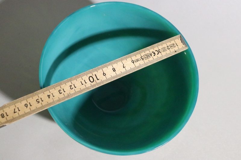 Skål i konstglas – Eva Englund, "Malakit", Pukeberg Glasbruk