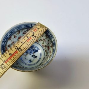 Japansk te- eller sakekopp i porslin med gulddetaljer