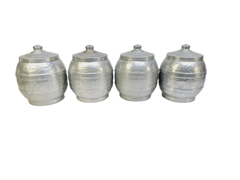 Charmigt set med fyra vintageburkar i hamrad aluminium – tidlös design