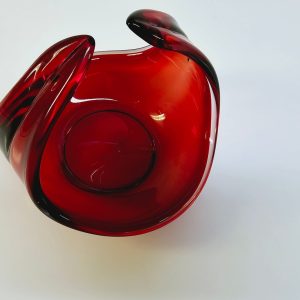 Rubinröd glasskål – Elegans och modern design i perfekt harmoni
