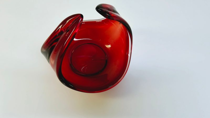 Rubinröd glasskål – Elegans och modern design i perfekt harmoni