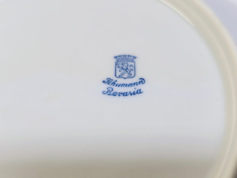Elegant blåvit skål från Schumann Bavaria med vacker spetskant