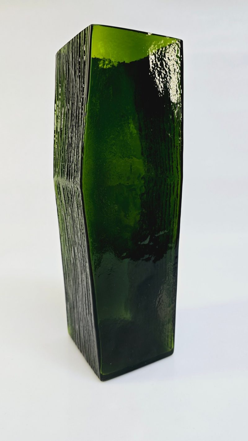 Grön Retrovas i Glas – Stilren och Unik Design