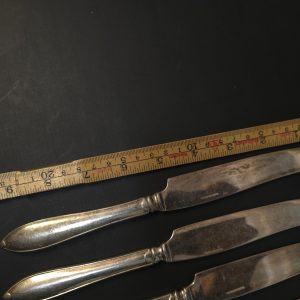 Eleganta Antika Bordsknivar i Prima NS – Tidlös Kvalitet och Stil