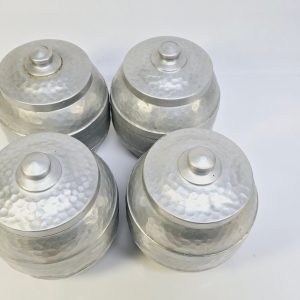 Charmigt set med fyra vintageburkar i hamrad aluminium – tidlös design