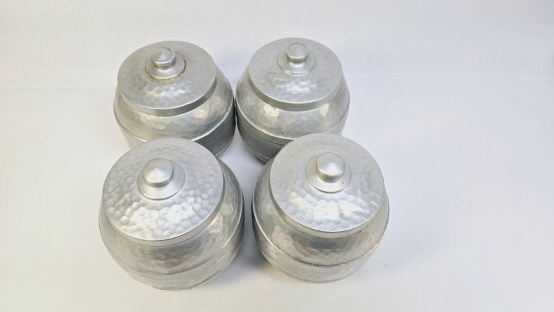 Charmigt set med fyra vintageburkar i hamrad aluminium – tidlös design