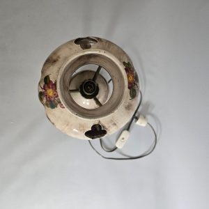 BORDSLAMPA, keramik och gulmetall, blomstermotiv, genombruten dekor, elektrifier