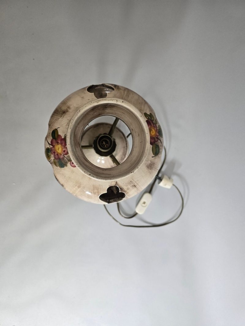 BORDSLAMPA, keramik och gulmetall, blomstermotiv, genombruten dekor, elektrifier