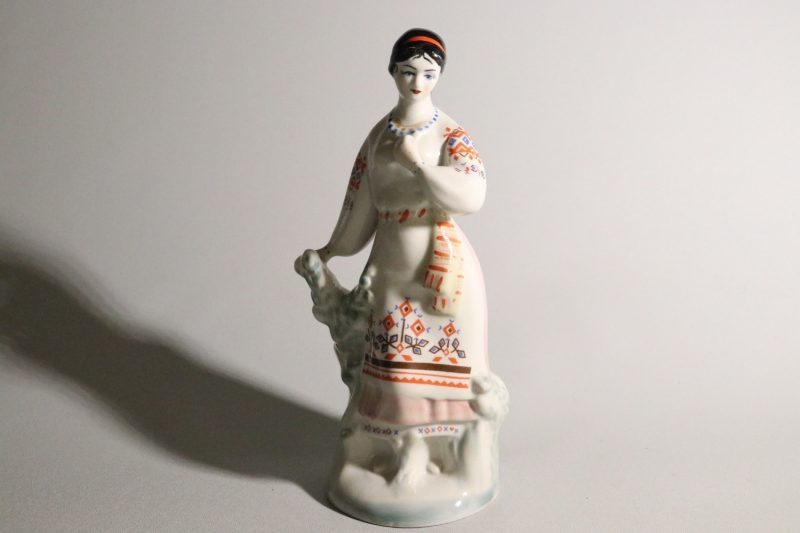 Traditionell porslinsfigur – Handmålad kvinna i folkdräkt