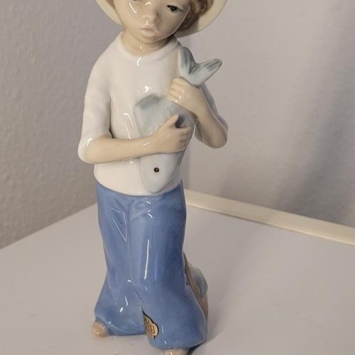 Pojke med fisk, Casades Spain, figurin, 18cm