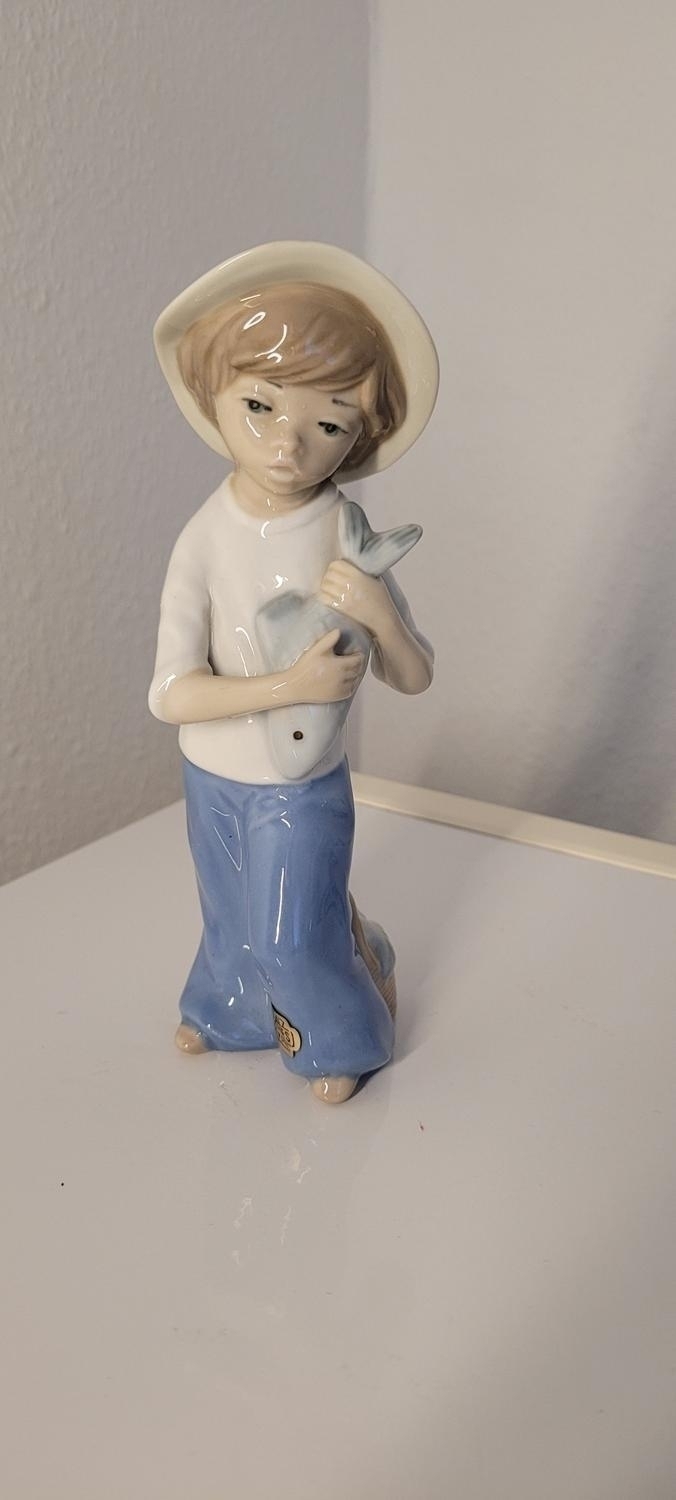 Pojke med fisk, Casades Spain, figurin, 18cm
