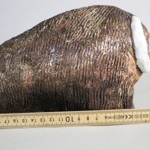 Myskoxe / Bisonoxe signerad, I P, glaserad lergods