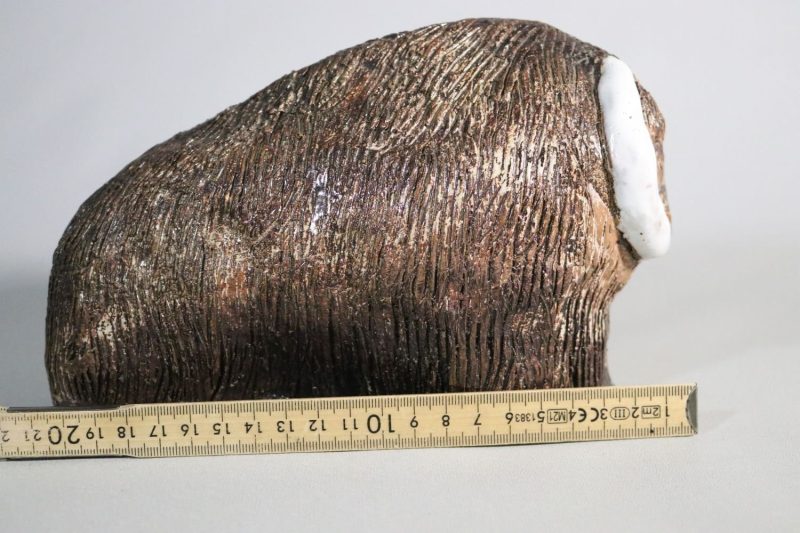 Myskoxe / Bisonoxe signerad, I P, glaserad lergods