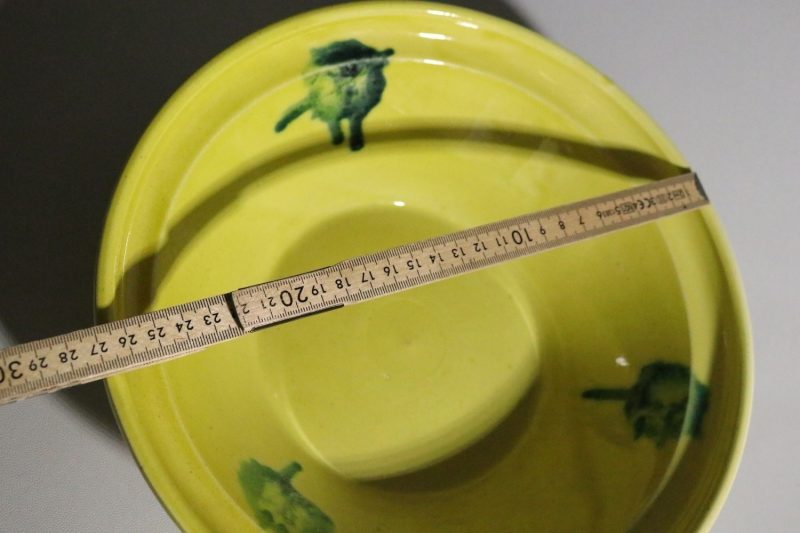 Skål i Gult med Gröna Dekorationer – 27 cm Diameter