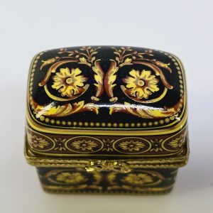 Elegant vintage parfymbox med flaskor från Past Times – unik och charmig!