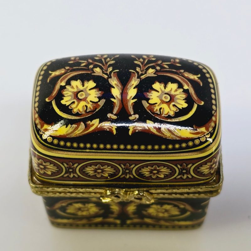 Elegant vintage parfymbox med flaskor från Past Times – unik och charmig!
