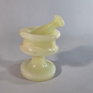 Liten mortel med stöt i alabaster
