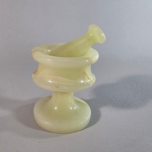Liten mortel med stöt i alabaster