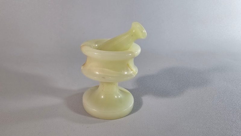 Liten mortel med stöt i alabaster