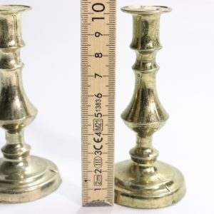 Ett par ljusstakar i mässing, Made in England