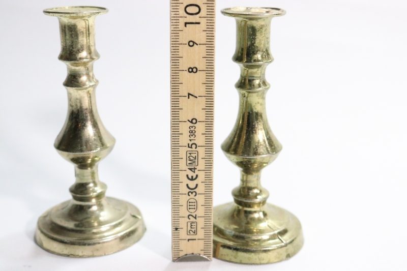Ett par ljusstakar i mässing, Made in England