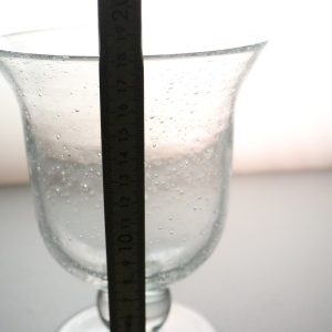 Elegant Bubbelpräglad Glas Skål på Fot, 18cm Hög - Perfekt för Heminredning elle
