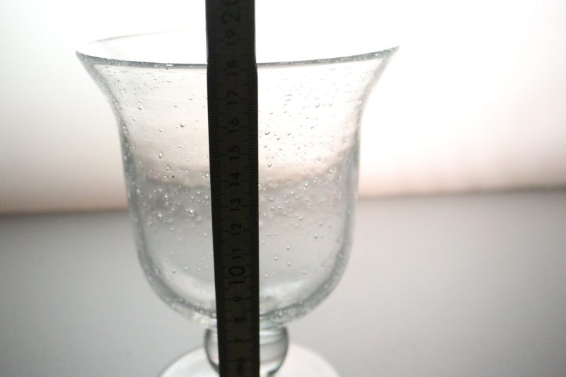 Elegant Bubbelpräglad Glas Skål på Fot, 18cm Hög - Perfekt för Heminredning elle