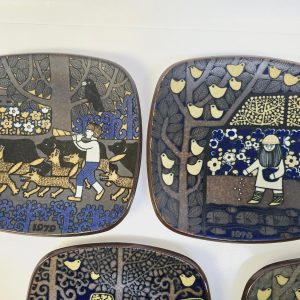 Set med Årsplattor från Arabia Finland – Design av Raija Uosikkinen