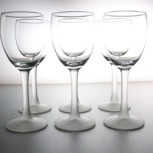 Eleganta Vinglas med Frostad Fot – Skandinavisk Stil och Raffinerad Design