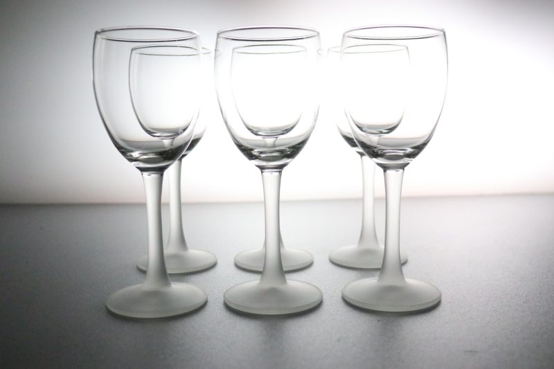 Eleganta Vinglas med Frostad Fot – Skandinavisk Stil och Raffinerad Design