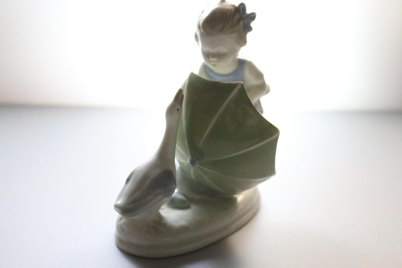 Figurin, flicka med paraply och gås märkt: hand painted 1839, under glaze 10