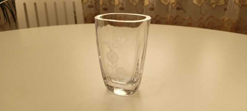 Vas, etsad dekor av blommor, signerad