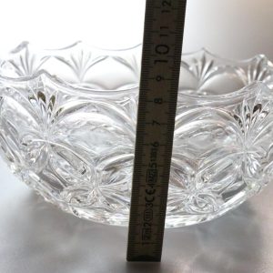 Vacker skål i glas, troligen från svensk glasbruk