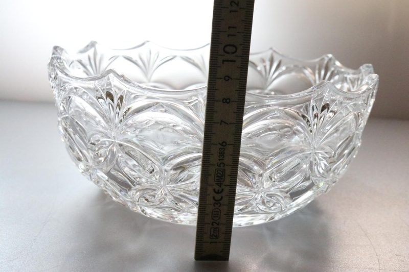 Vacker skål i glas, troligen från svensk glasbruk