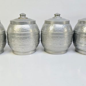 Charmigt set med fyra vintageburkar i hamrad aluminium – tidlös design