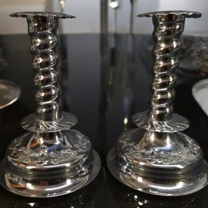 Förföriska Ljusstakar i Krom – Elegant Design med Klassiska Detaljer