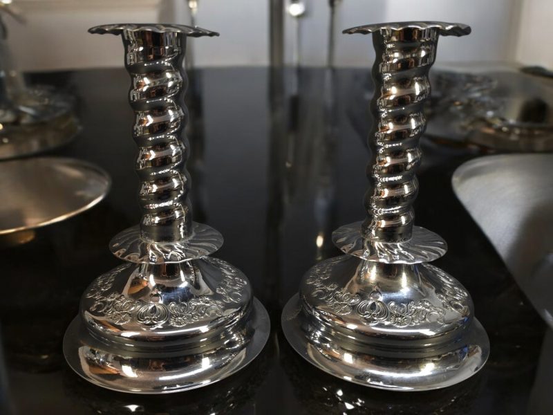Förföriska Ljusstakar i Krom – Elegant Design med Klassiska Detaljer