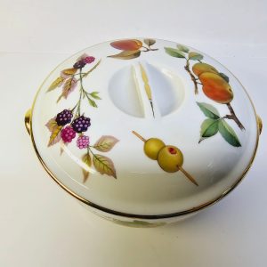Elegant soppskål med gyllene detaljer och handmålat motiv