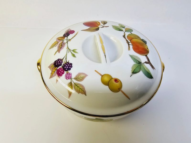 Elegant soppskål med gyllene detaljer och handmålat motiv