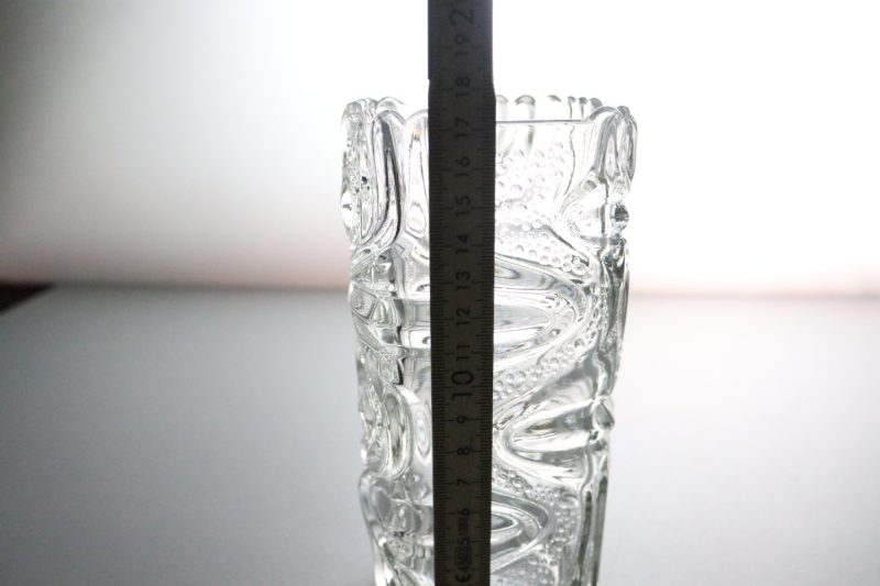 Texturerad Glasvas – 17 cm Hög, Skulptural Design