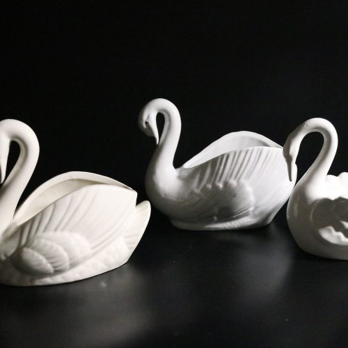 Charmigt set med tre svanformade porslinsfigurer – dekorativt och klassiskt