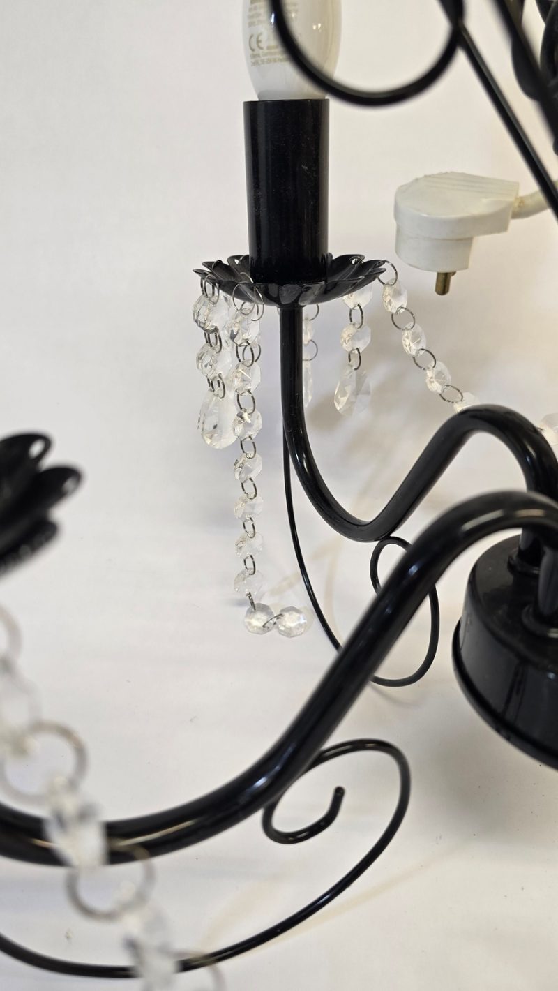 Elegant Taklampa med Glasprismor – Klassisk Charm och Tidlös Design