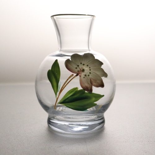 Vacker handmålad glasvas med blomma