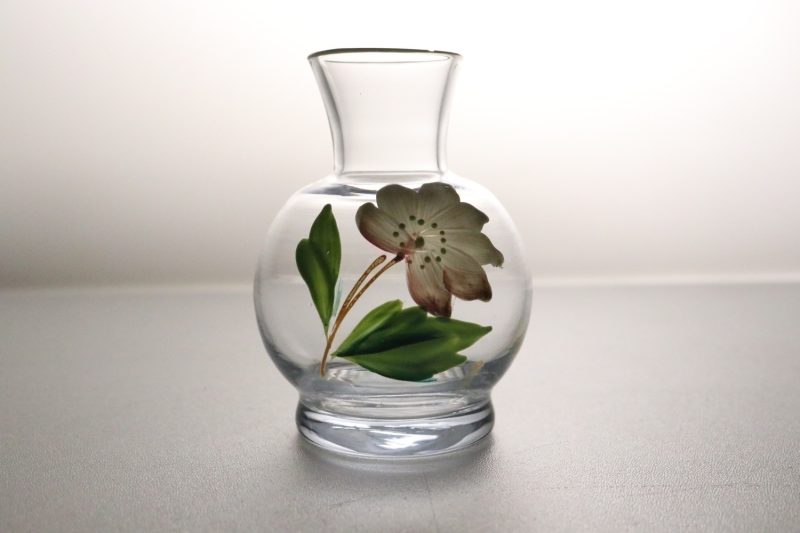 Vacker handmålad glasvas med blomma