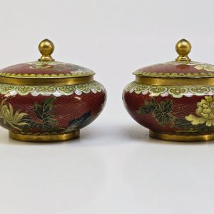 Elegant kinesiskt par cloisonné-skålar – ett konstnärligt mästerverk